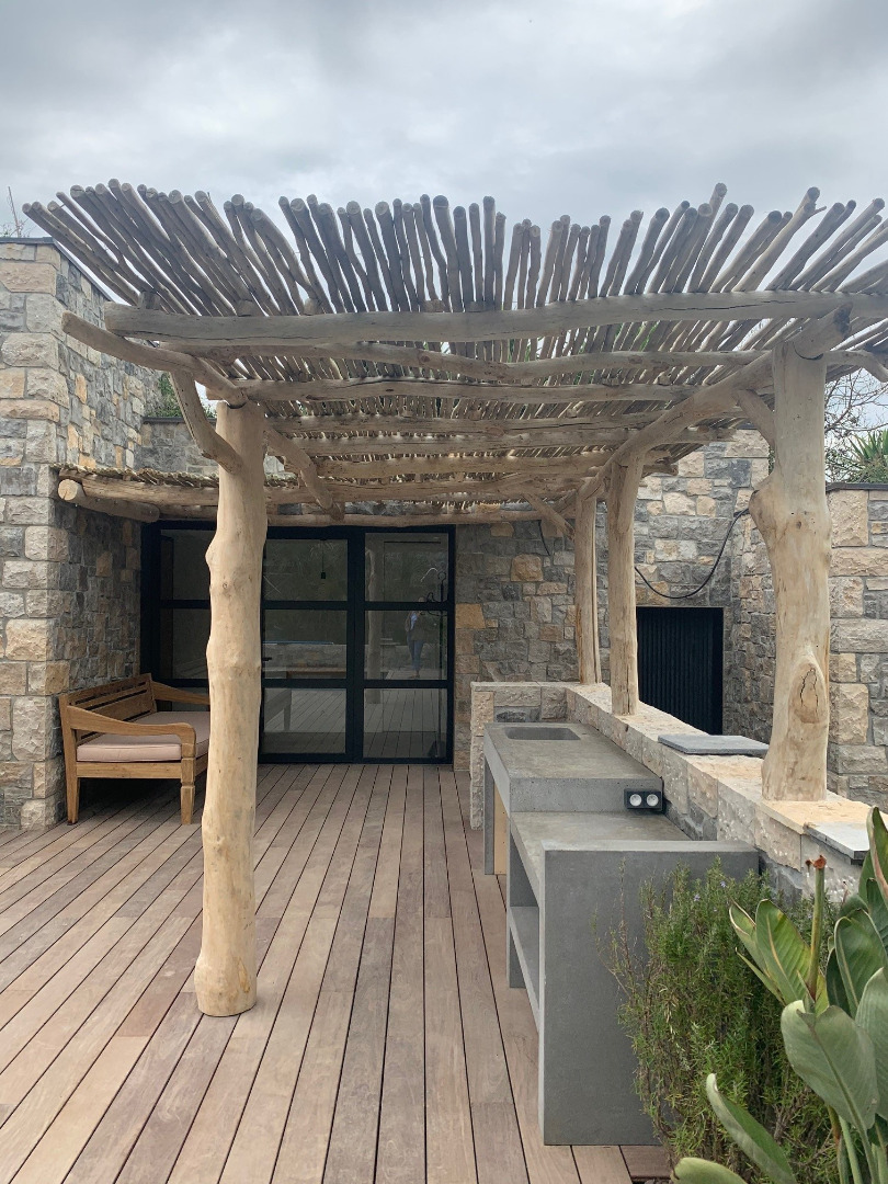 Réalisation d&rsquo;une pergola en bois flotté  à guethary