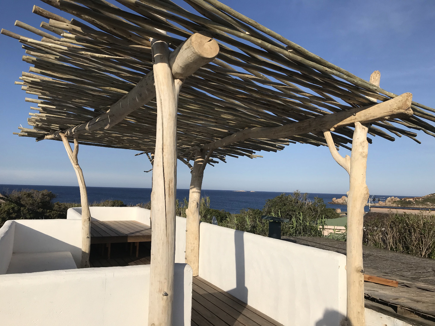 pergola en bois flotté sur l&rsquo;ile de Cavallo en Corse