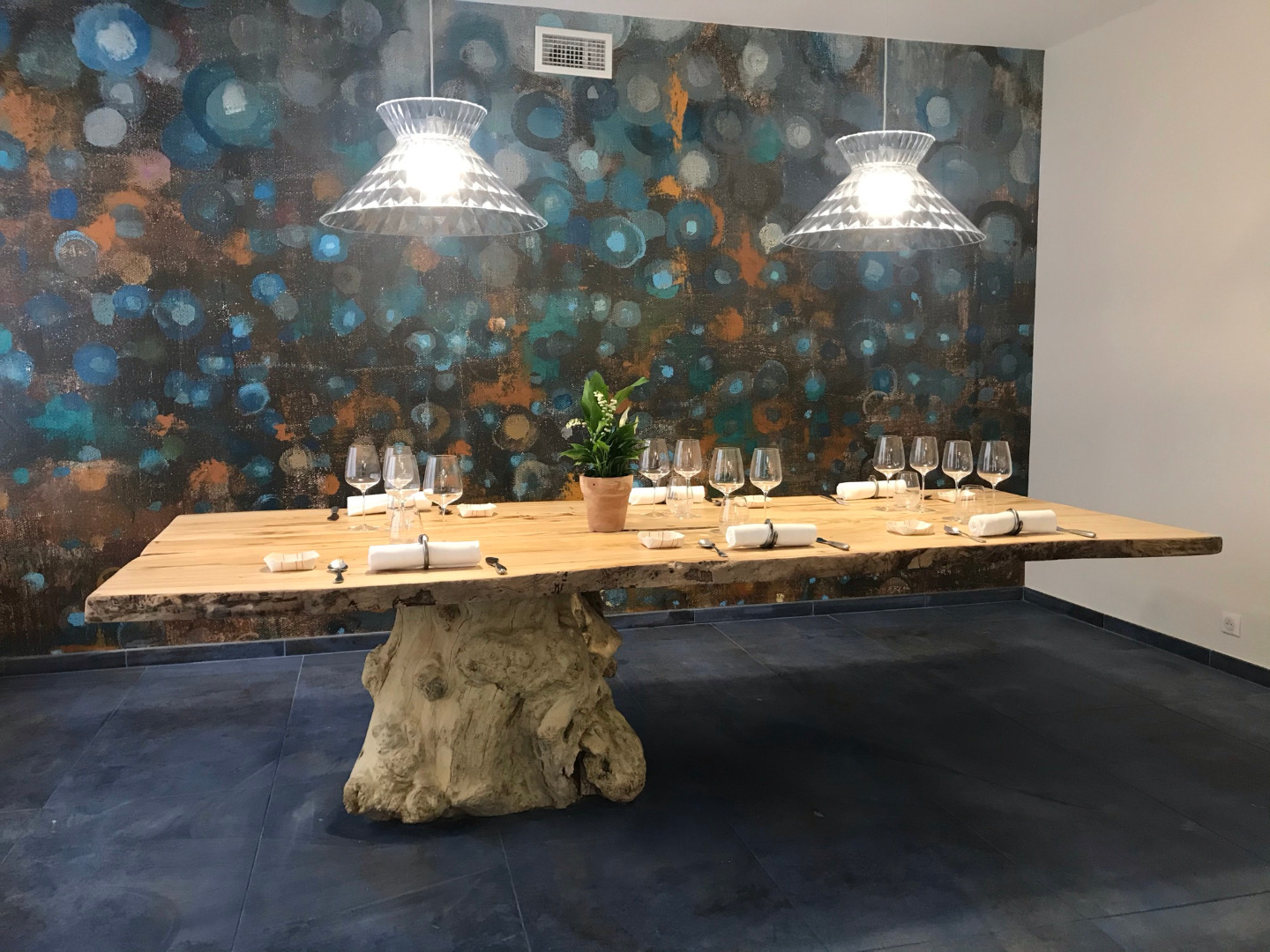 Réalisation d&rsquo;une table « Lévitation » en bois flotté pour un restaurant à Béziers