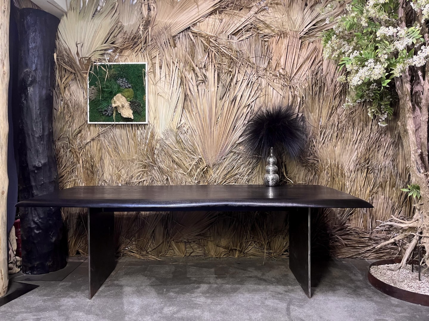 Création de la table en chataignier brulé pietement en acier