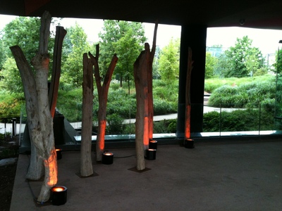 Location d&rsquo;un ensemble de mobilier en bois flotté pour un évènementiel au Musée d&rsquo;Orsay à Paris