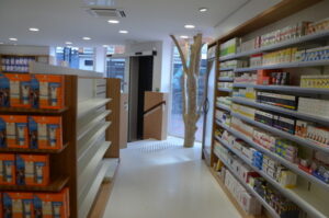 Arbre en bois flotté pour une pharmacie