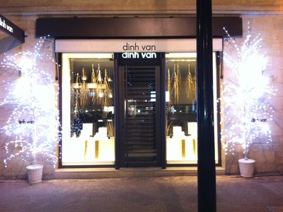 Réalisation de branches dorées pour les vitrines de Dinh Van