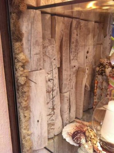 Réalisation d&rsquo;un plancher en bois flotté pour une boutique à St Tropez ainsi que du mobilier