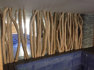 Réalisation d'un mur en troncs de bois flotté à Zermatt avec le cabinet d'architecture Comina