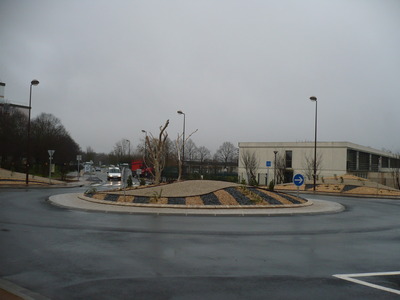 Troncs de bois flotté et souches pour la décoration d&rsquo;un rond point